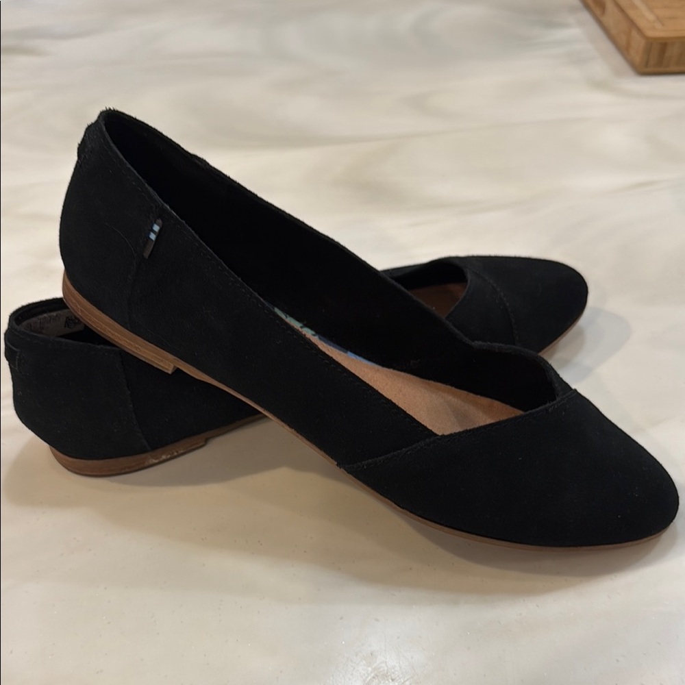 Toms Black Flats Sleek Suede Loafers women’s size 12